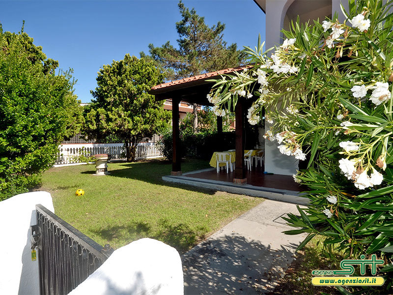 BAHAMAS 46: For rent in the Po Delta Park, spacious corner villa with garden